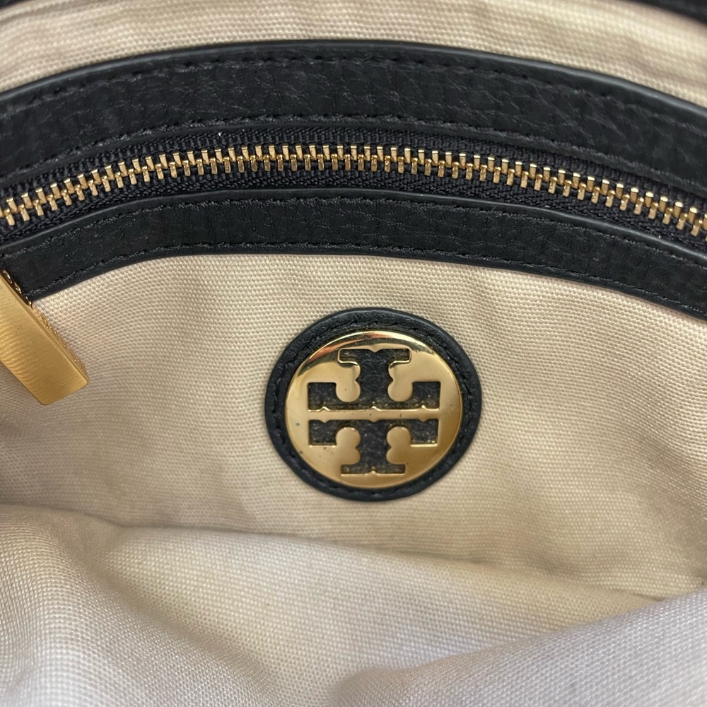 Tory Burch black Reva leather clutch in great preowned condition - Picture 7 of 8